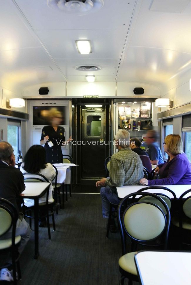 アクティビティカーでは、<br />ワインの試飲会が催されていました。