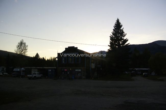 この駅は、2010年の旅の時に、小停止して外に降りた駅。<br /><br />あの時は豊かな緑に清々しさを感じましたが、<br />その後、昨年も今年も停まることはなく。。。<br /><br />そして今日はもう、陽が沈みそうです。<br /><br />