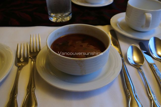 カナディアン号での最後の晩餐。<br /><br />まずはスープから。<br />食器があまり綺麗ではないですが、<br />動いている車内ではどうしてもこぼれてしまうんですね。。。
