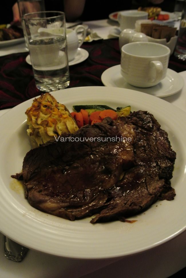 今晩のメインディッシュは、ビーフをチョイス。<br /><br />”カナダ”って感じのステーキが来ました。