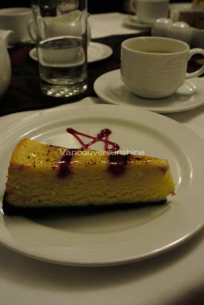 今夜のディナーのデザートは、<br />大好物のチーズケーキ☆<br /><br />今宵のテーブルのメンバーとはとってもお話しが弾み、<br />とても楽しい夕食のひと時が過ごせました。<br />