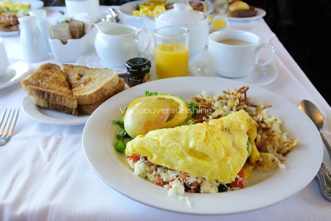 今朝もまた、オムレツをチョイス。<br /><br />オリーブにグリーンオニオンに、カッテージチーズが入っていて、<br />今日のは格別美味しかったです〜。