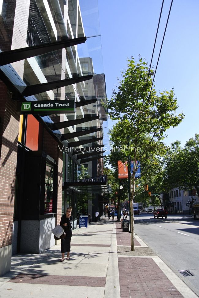 ホテルに行って荷物を置いた後、<br />お土産などを買うためにショッピングへ。<br /><br />こちらは“East Hasting Street”の一角。<br />この辺りはバンクーバーの危険地帯で、<br />足を踏み入れるのは絶対に避けるべき所なのですが、<br />最近は少しずつ環境が良くなっているようです。<br /><br />でも、バンクーバーを初めて訪れる方は<br />避けておいた方が良いと思います。