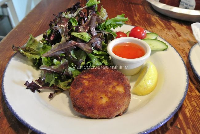 ランチをいただくために、「Rodney's oyster house」へ。<br /><br />メインに頼んだはずのクラブケーキが先に来ちゃいました。。。