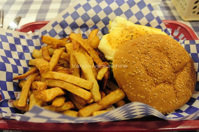 夕ご飯はグランビルアイランドにある<br />「Tony's Fish and Oyster Cafe」で。<br /><br />最後の晩餐にしようと思っていた生ガキを<br />ランチに食べてしまったため、<br />夜はお手軽風なハリバットのバーガー<br />（食べたかったサーモンは売り切れだった。。。）。<br /><br />普通のお肉のハンバーガーよりもあっさりめですが、<br />柔らかい白身のお魚で美味しかったです。<br /><br />一人でも気軽に入りやすい雰囲気のお店でした。