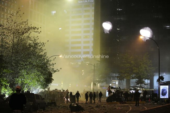 ノースハリウッドといわれるほど、<br />映画の撮影が多く行われるバンクーバー。<br /><br />私の宿泊していたホテルの前で、<br />大がかりな撮影が行われていました。<br /><br />映画のタイトルや出演者は不明です。。。