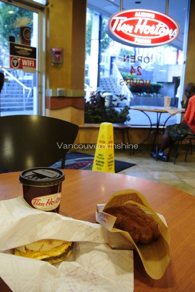 カナダとお別れの朝。<br /><br />朝食は、ティムホートンで。<br />カナダ版のミスドといった感じのお店です。<br /><br />毎回カナダに来るたびに、必ず一度はここに来ないと、<br />何か物足りない感じになってしまう私。<br /><br />