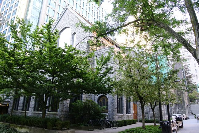 ホテルの前にある小さな教会。<br /><br />少し中を覗いてみたかったのですが、<br />日曜日の礼拝が行われていたため、<br />今回は遠慮することにしました。