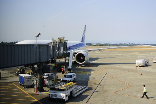 バンクーバーからシアトルへの便が遅れ、<br />空港に到着した時は、成田行きの便の搭乗が始まっている時間。<br /><br />しかしその成田行きの便は、<br />エアカナダの到着したターミナルから一番端のターミナル。<br />地下鉄を2回乗り換えなければなりません。。。<br /><br />免税店を覗いたり、買おうと思っていた<br />コーヒーを買う余裕はありませんでした。。。