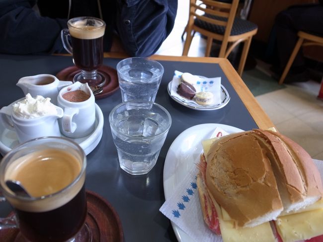 スペシャルサンドイッチを頼んだら、案の定ものすごく大きかったので、２人で分けました。最初から１人前だけ注文しておいて正解。