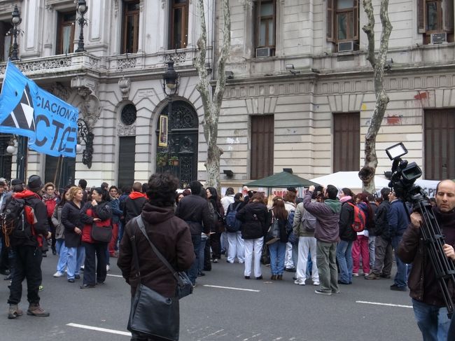 カビルド前では何かの集会が行われていて、爆竹が鳴ったりしたし、マスコミや野次馬もいましたが、余り緊迫した雰囲気ではありませんでした。