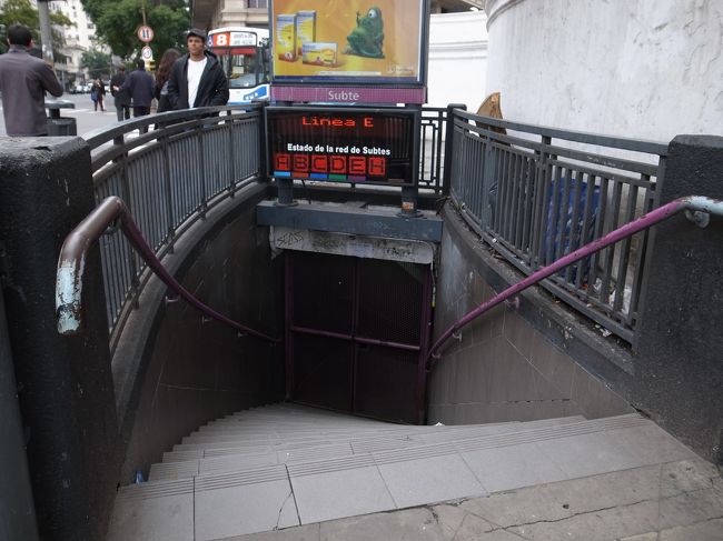 なんと、昼間だというのに地下鉄への通路が閉鎖されています。カビルド近くの集会といい、どうやら何かストライキのような事態になっているのかな？　とりあえず地下鉄乗車は断念しました。