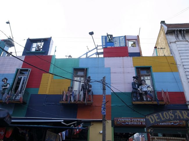 カラフルなだけでなく、デコレーションも独特。