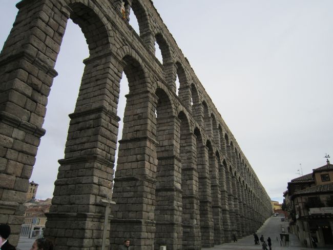 １２月２５日（土）<br />　朝いちばんで、宮殿、プラド美術館に向かいましたが「クリスマス」でどちらも休みです。<br /><br />　こんな突発案件も「個人旅行」に付き物ですね。まあ、クリスマスからお正月にかけてのヨーロッパは「お店の休み」や「休館」との戦いですので、織り込んでおかないといけません。<br /><br />　やむなく、急遽「セゴビア」までバスで向かうことにしました。バス乗り場まで迷いつつなんとかたどりつきましたが、バスの切符を購入後ランチを取ろうと思うと、セゴビアへの出発駅周辺はクリスマスでほとんどクローズの中、バスステーションの構内のマクドナルドが突然オープンし、すぐ飛びこんでランチを食べる事ができました。超ラッキーです。<br /><br />　写真は２０００年前の水道橋です。このセゴビアの水道橋、素晴らしいですね。こんな高い建造物が「鉄筋」のなしに「２０００年間」立っているって・・・。