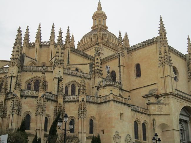 　苦し紛れのセゴビアでしたが、行ってみると有名な「水道橋」だけでなく、街すべてが「中世」の佇まいを見せており、「カテドラル」・「アルカサル」と中には入ることができませんでしたが、よい雰囲気であり、Ｍが非常に高い評価をつけていました。<br />　<br />　ぶらぶらとバス乗り場に帰ってきたら、ちょうどバスが出発する間際で、僕たちが乗り込むと同時に出発し、マドリッドまで、爆睡して帰りました。セゴビアよかったー。<br />　写真はカテドラルです。