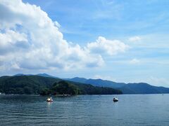 〔野尻湖〕

２日目の黒姫高原を巡る旅は、引き続いて、「黒姫高原コスモス園」からも眺めることができた野尻湖へ。車でおよそ20分ほどで到着。

夏休み最後の日曜日ということもあってか、けっこう子供連れも多くて賑わっている感じ☆