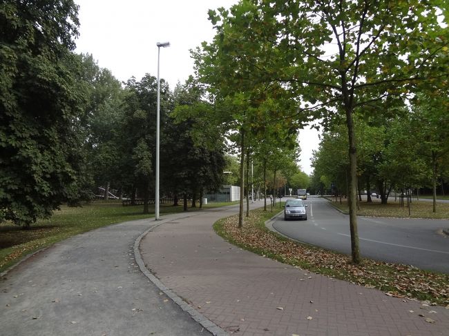 バスルートを取らず、歩いてまずは愛の湖目指します。