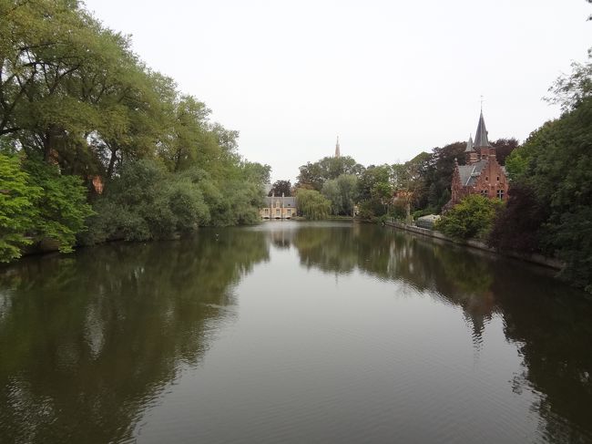 こちらが愛の湖。<br /><br />駅で入手した地図では、今立っている橋の上からが<br />ビュースポットだと。<br /><br />この季節ならでは、美しさと静寂が共に迫ってきます。<br />ぐるりしても３０分も掛から無さそうな小ささです。<br />