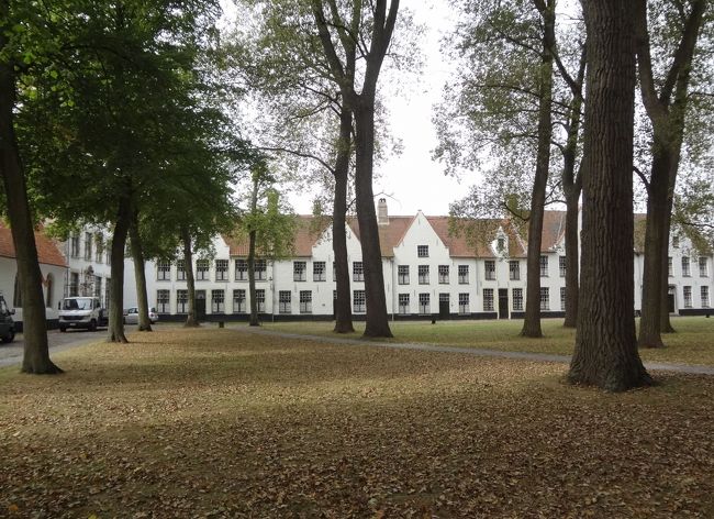 ベギン会修道院跡<br /><br />旅雑誌などでもよく見かけるこの光景が視界一杯に飛び込ん<br />で来て、“息を呑む”そんな感じ。<br /><br />今も修道生活を続ける場所（現在はベネディクト会）との<br />事ですが、ここ全体が思う以上に狭く、ある種中庭のような<br />門外とは隔絶されたスポットです。<br /><br />１２００年代から連綿と女性の自立の施設として機能<br />したというベギン会。<br /><br />従来の修道院とは違い、世俗の中で働き収入を得る事も<br />許され退会すれば結婚も認められていたのだそうです。<br /><br /><br />「お静かに」の看板の効果があってか、辺りを徘徊する<br />人達も足を運ぶのにも気を配るかのようでとても静謐、<br />清楚、心の洗われるような空間です。