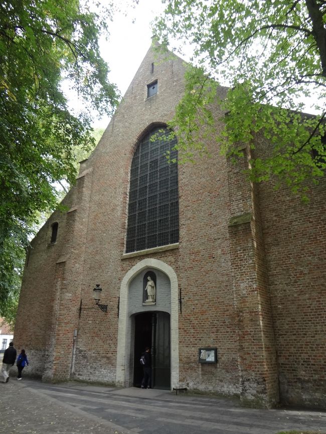 対面するように、守護聖女エリザベスに捧げられた<br />小さな教会がひっそり建っています。<br /><br />しん、と心鎮まり。