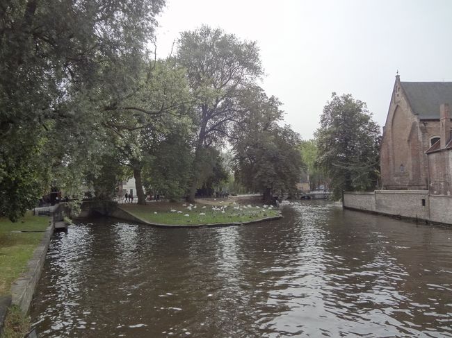 外に出ると湖への支流、船が行きます。