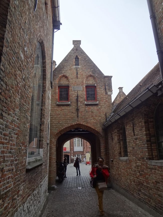 目指すはメムリンク美術館。<br />いかにもな、おぼしきところを行くとそこは<br />美術館という名のレストランだったり。<br /><br />中庭で憩う現地人らしい方に伺ってみるも、<br />そこが確かにそうだと、請合って仰る。<br /><br />中を右往左往・・。