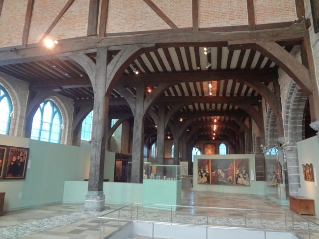 結局は一旦外に出て、一見出口と見えて<br />やり過ごしたそこが、実は入り口。<br />現地人のうそつき〜〜。涙<br /><br />ここまで何だかとっても遠かった・・。<br /><br />