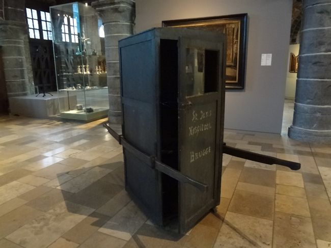 こちらの担架でしょうか。<br />寝せて欲しい患者さんによっては悪化しそうな・・。