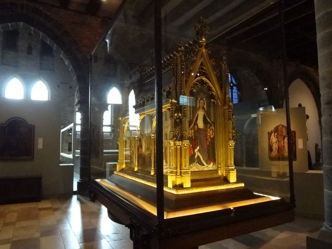 ありました。<br />厳かにして華麗なこちらメムリンク美術館白眉の<br />“聖ウルスラの聖遺物箱”<br />（ここで、よかったんだと安堵です。）<br /><br />何でもベルギー７大秘宝