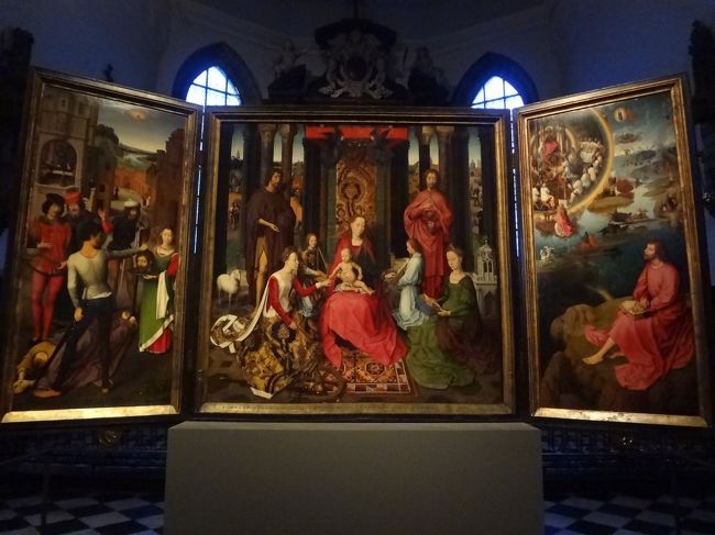 “聖カタリナの神秘の結婚”<br />メムリンク１４７９<br />画業的にはこちらの方が著名ですが、先ほどの<br />聖ジャンが最も丁重に据えられていました。<br />