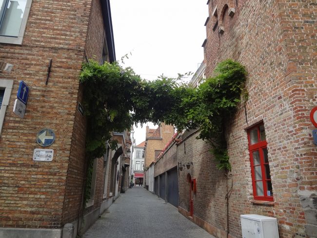 さて、時に背を押され、名残惜しくも駅に向かうと<br />しましょう。<br /><br />“屋根のない美術館”の異名を取るブリュージュの<br />ほんの断片でしたが、見せて頂きました。