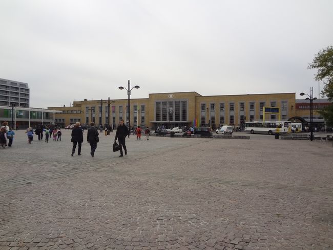 ブリュージュ駅は、ほーと思うくらい広々空間。<br />もともとの旧市街から外してぜいたくに土地を<br />使った造りです。<br /><br />あれ、私今日もっと行く所があったんじゃ？と<br />ここに来て気づいたのが、ファン・アイク詣で。<br />グルーニング美術館をごっそり外してしもた・・。<br /><br />まぁこれで、再度来る言い訳ができました。<br /><br />続いてブリュッセルはグラン・プラスへ､そして<br />ショコラも待ってます。<br />