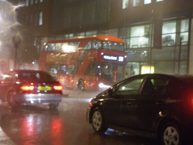 待っている間に眠気がマックスになり、外もぽつぽつと雨。Eat inからTake awayに変えてもらいました。<br /><br />　が！<br /><br />それが失敗で大雨にあたり３０分くらいバス停で雨宿りです。<br /><br />やれやれ