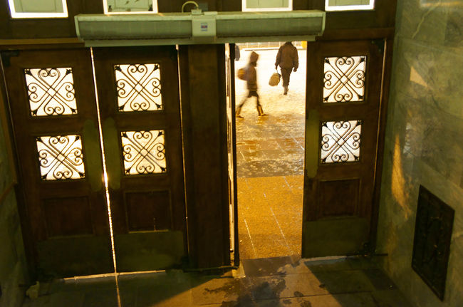 まだ陽は昇っていません。少し不安な感じで駅を出ます。