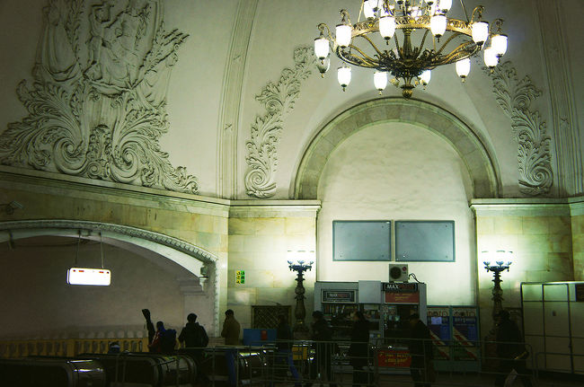 地下鉄も暗いので不安が募ります。