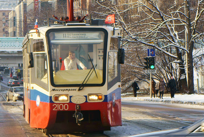 トラムで移動します。運転しながらの。。。