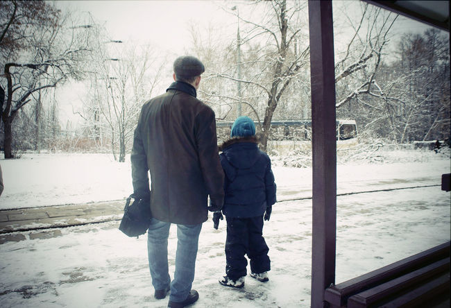 そんなことは露知らず絵になる親子。切符の通し方教えてくれました。