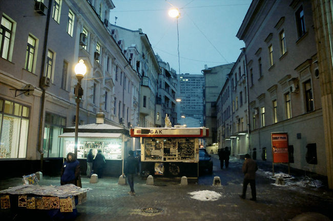 アルバート通り。さすがにここは賑やかです。子猫売りやドラゴンがおりました。