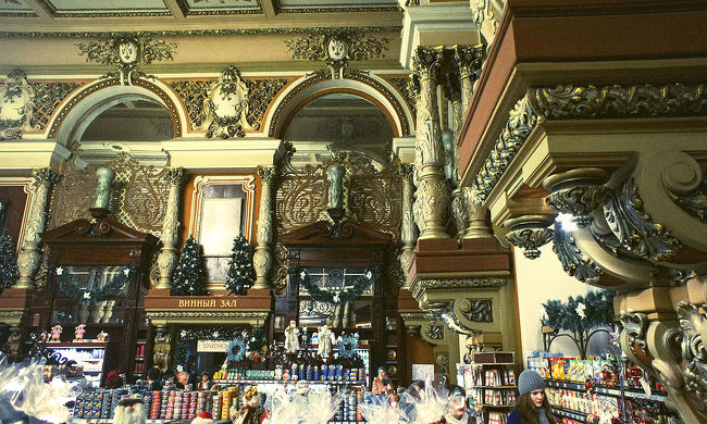 クラシカルなお店「エリセエフスキー」。イクラとビールとするめ買いました。