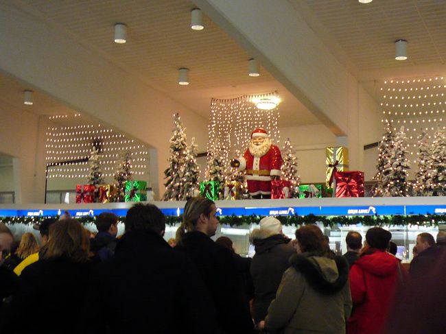 ヘルシンキのシリヤライン乗り場。<br />年末は、クリスマスバージョンになっていました。<br />けっこう混んでいてびっくり！