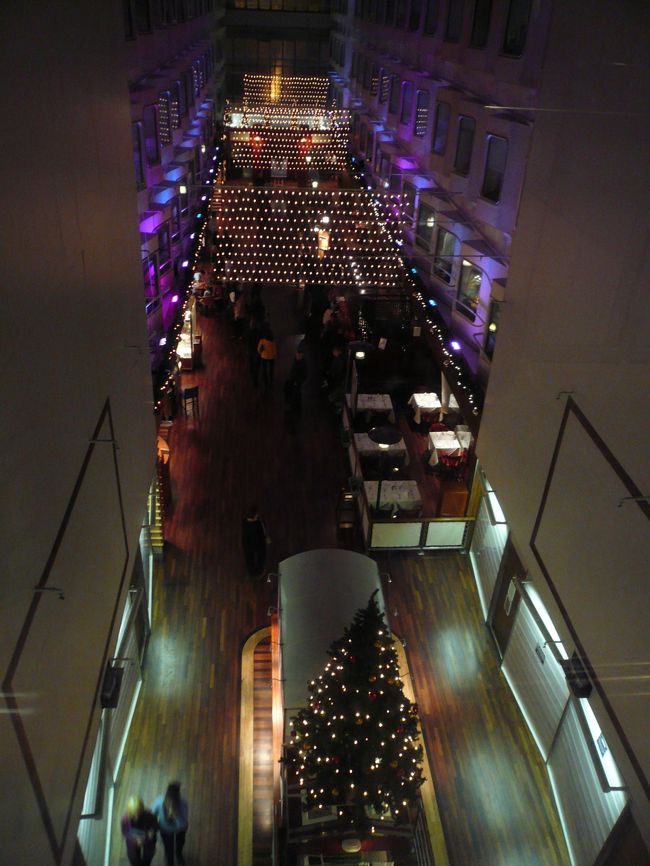 シリヤライン船内にも大きなツリーがありました。