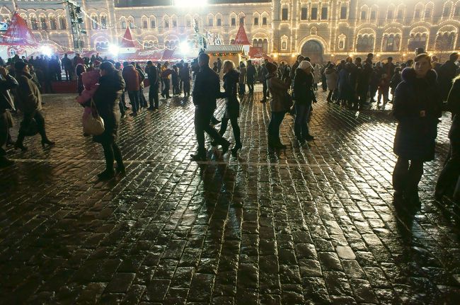赤の広場も夜は賑やかし。ギラギラです。わくわくしてきましたよ。