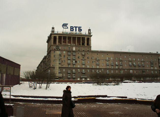 「ソビエト国家秘密警察」。　っぽい建物。