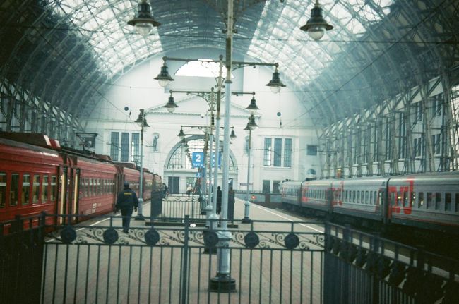 キエフ駅のプラットホーム。おっさんに笛吹かれました。