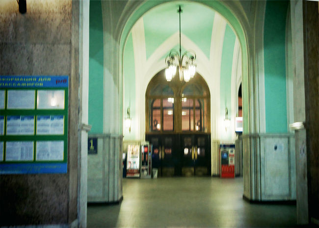 「赤い矢」号で朝7:00過ぎにモスクワレニングラード駅に到着。プラットホームでの大音量のロシア国歌？でのお出迎えです。