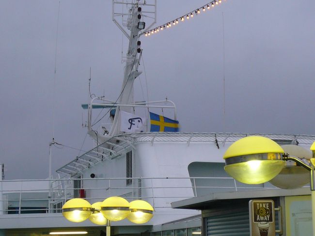 朝になって、デッキに出て船の写真を撮ってみました。