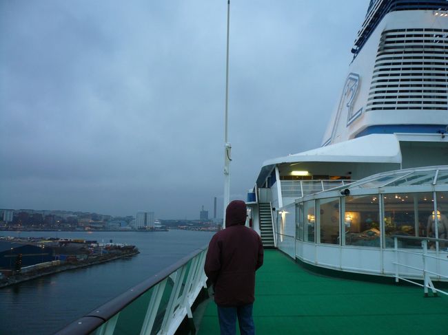 もうすぐストックホルムに到着。<br />朝の１０時くらいだけど、うす暗い感じ。