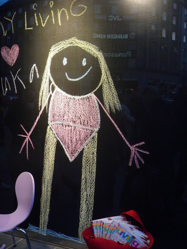 17:13発ナルヴィーク行きの寝台列車に乗るため、中央駅へ向かう途中に見たかわいい看板。足が長〜い！