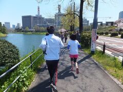 半蔵門からは皇居のお堀沿いを桜田門方面に下って行きます。
このあたりはジョギングをしているランナーも多く見られました。