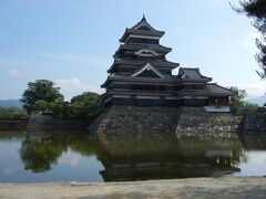 　朝食前に散歩した時の松本城です。
　地元の人がパラパラと散歩しているだけでした。静かで良い雰囲気だったので、松本市内に宿泊した時は必ず散歩すると決めました。

